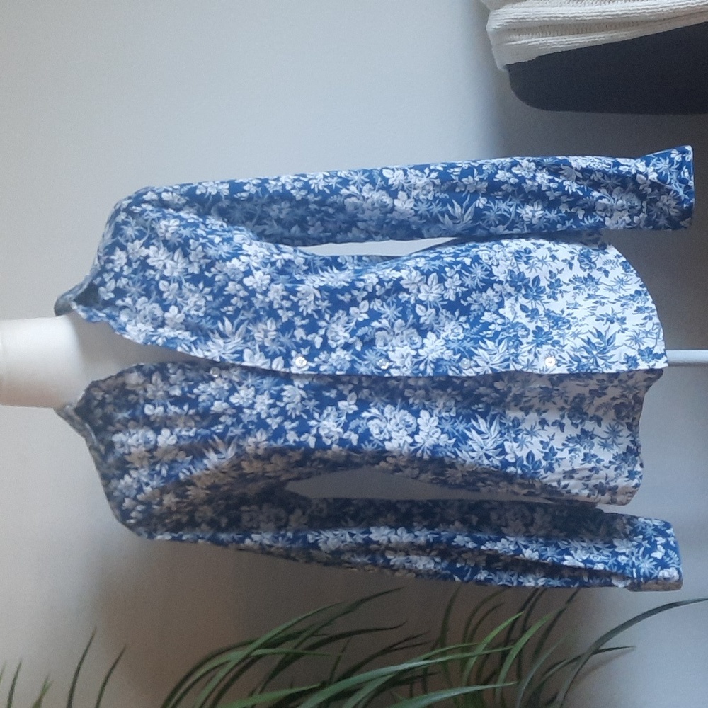 EDGE by WD.NY blue floral print button down long sleeve top size medium